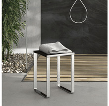 Moderne douchekruk van metaal met handdoek in de badkamer