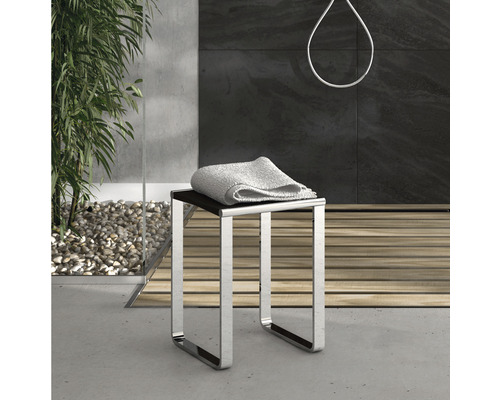 Moderne douchekruk van metaal met handdoek in de badkamer