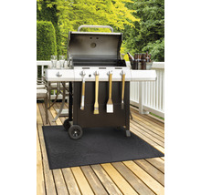 Barbecuescène op een houten terras met barbecue, barbecuemat en accessoires