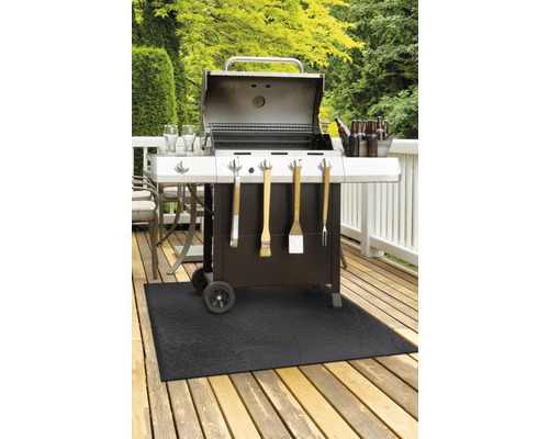 Barbecuescène op een houten terras met barbecue, barbecuemat en accessoires