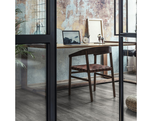 Kantoor met bureau, stoel en laptop achter een glazen deur