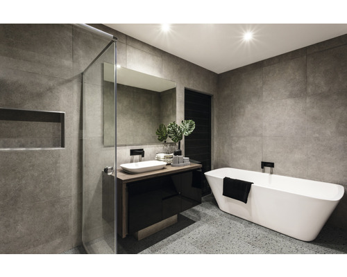 Moderne badkamer met douche, wastafel en vrijstaand bad