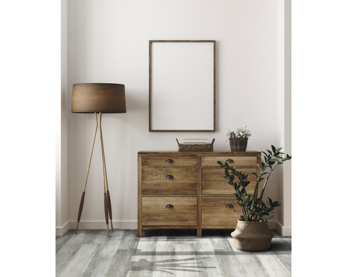 Woonkamerscène met houten dressoir, vloerlamp, kamerplant, wanddecoratie en decoratie in manden.