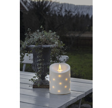 Decoratieve ledkaars met stippenpatroon op een tafel buiten