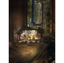 Kerststal met figuren en stal op een tafel