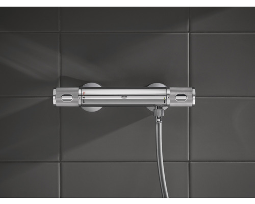 Opbouwthermostaatkraan van Grohe voor de douche aan een grijze wand