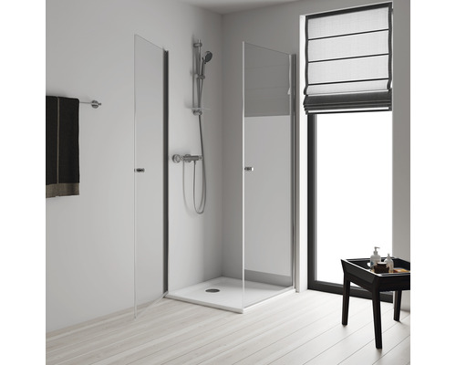 Badkamer met douchecabine, douche en raam met rolgordijn