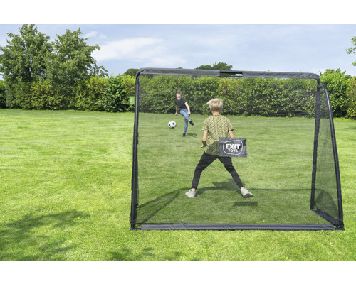 Voetbaldoel met spelende kinderen in de tuin