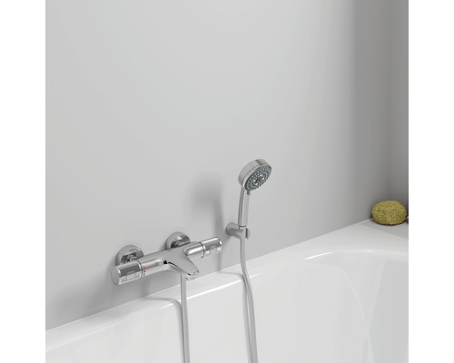 Badkraan met handdouche in de badkamer