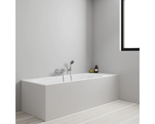 Badkamer met ligbad, kraan en verzorgingsproducten