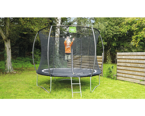 Kind springt op een tuintrampoline met veiligheidsnet en ladder.