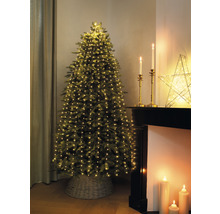 Kerstboom met lichtjes in een mand