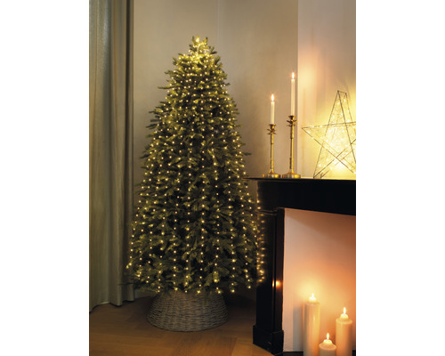 Kerstboom met lichtjes in een mand