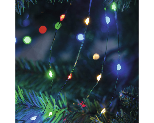 Lichtsnoer met veelkleurige lampen op een kerstboom