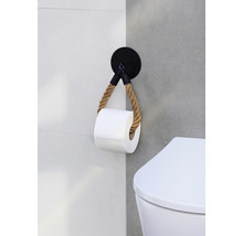 Toiletpapierhouder van touw in de badkamer naast een toilet