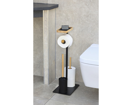 Toilet met toiletpapierhouder, borstel en zeepbakje