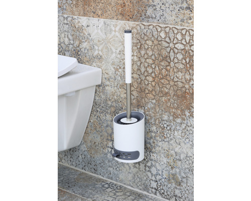 Wandgemonteerde toiletborstelset naast toilet