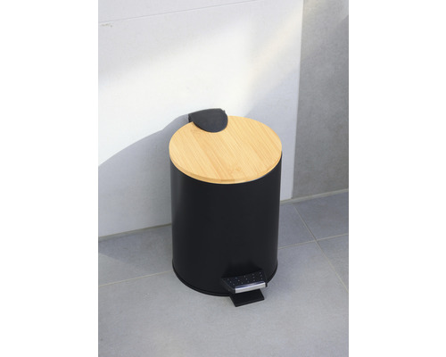 Zwarte pedaalemmer met bamboe deksel voor de badkamer