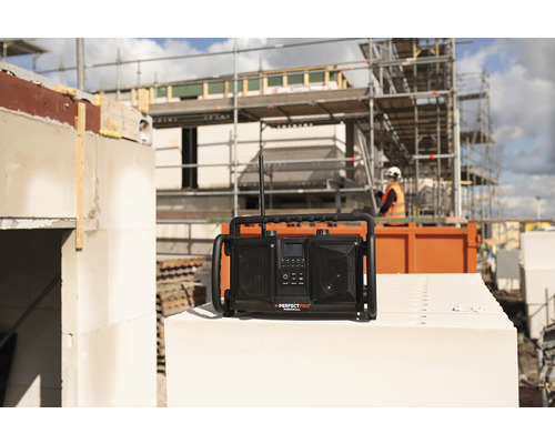 Bouwplaatsradio van het merk Perfectpro voor een bouwplaatsachtergrond