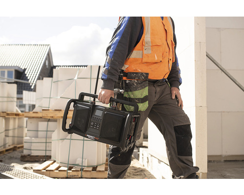 Bouwvakker draagt een bouwradio van het merk Perfectpro.