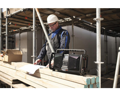 Bouwradio met bouwvakker op een bouwplaats