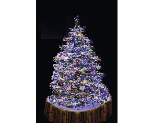 Versierde kerstboom met veelkleurige lichtjes en boomstamstandaard