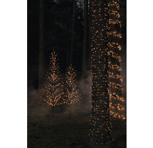 Decoratieve bomen en boomstammen met lichtslingers in de tuin