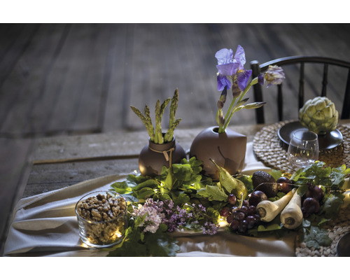 Decoratieve tafel met bloemen, groenten en fruit