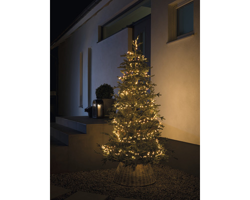 Kerstboom met lichtjes voor een huis