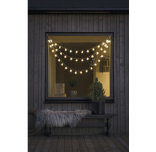 Raam met lichtslinger, bank en decoratie