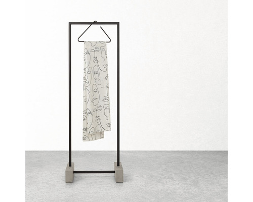 Kledingrek met doek met gezichtspatroon