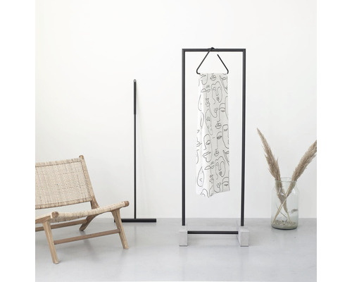 Minimalistisch ingerichte kamer met stoel, kledingrek en decoratie