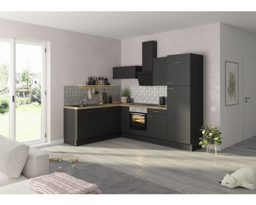 Complete keuken met spoelbak, kooktoestel, afzuigkap en hangkasten in een lichte ruimte