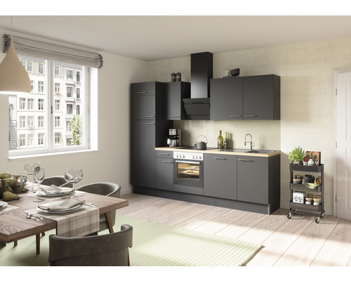 Moderne keuken met eettafel en stoelen in een lichte ruimte.