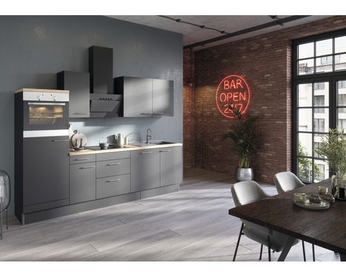 Moderne keuken met grijze kasten, gootsteen en apparaten in een ruimte met bakstenen muur