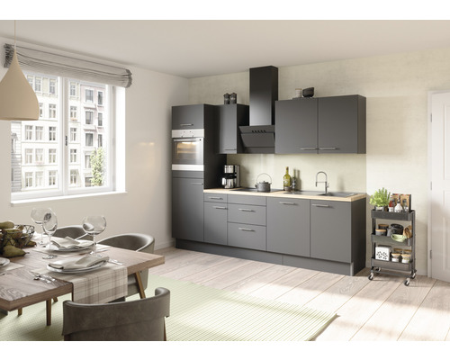 Moderne keuken met eettafel, stoelen en een serveerwagen in een lichte ruimte.