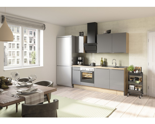 Lichte eethoek met kitchenette en eettafel.