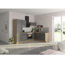 Lichte keuken met grijze kasten, afzuigkap en houten elementen