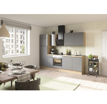 Moderne keuken met eettafel en stoelen in een lichte ruimte