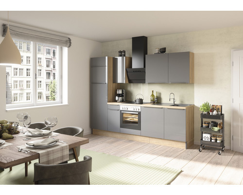 Lichte keuken met eettafel, stoelen en keukenmeubels in grijs en houtlook