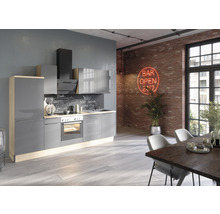 Moderne keuken met grijze kasten, afzuigkap en geïntegreerde apparaten in een ruimte met bakstenen muur en eettafel