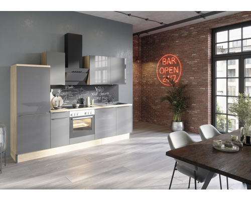 Moderne keuken met grijze kasten, houten werkblad en bakstenen muur