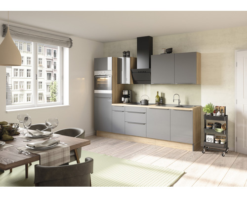 Lichte keuken met eettafel en keukenwagen