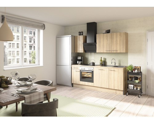 Lichte keuken met eettafel, stoelen en keukenblok