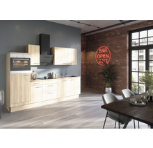 Moderne keuken met lichte houten fronten, afzuigkap en ingebouwde oven in een loftachtige ruimte