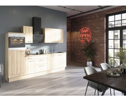 Moderne keuken met inbouwoven, afzuigkap en spoelbak in een ruimte met eettafel