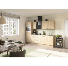 Lichte keuken met eettafel, stoelen en keukenwagen.