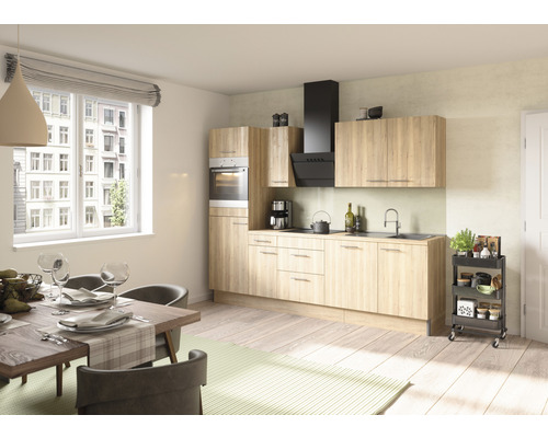 Lichte keuken met eettafel, stoelen en keukenwagen