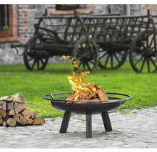 Vuurplaats met brandend hout in de tuin