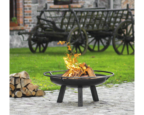 Vuurplaats met brandend hout in de tuin